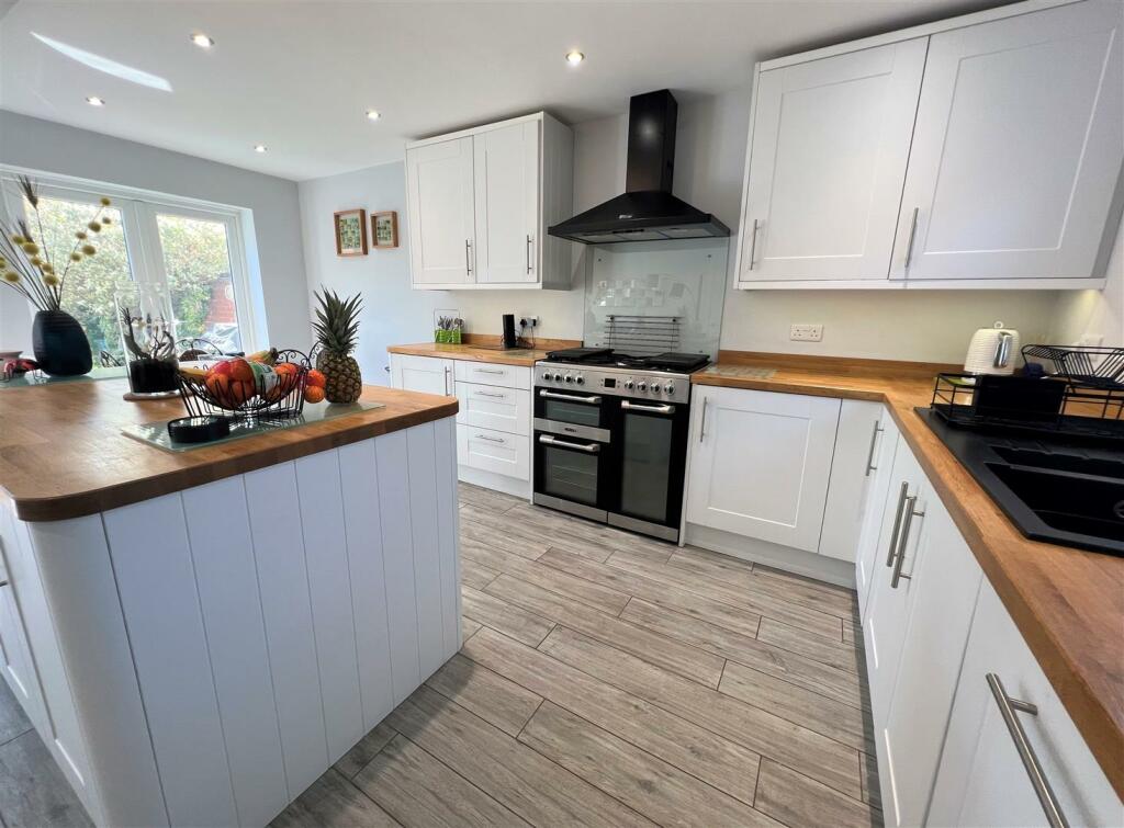 Kitchen 5.JPG