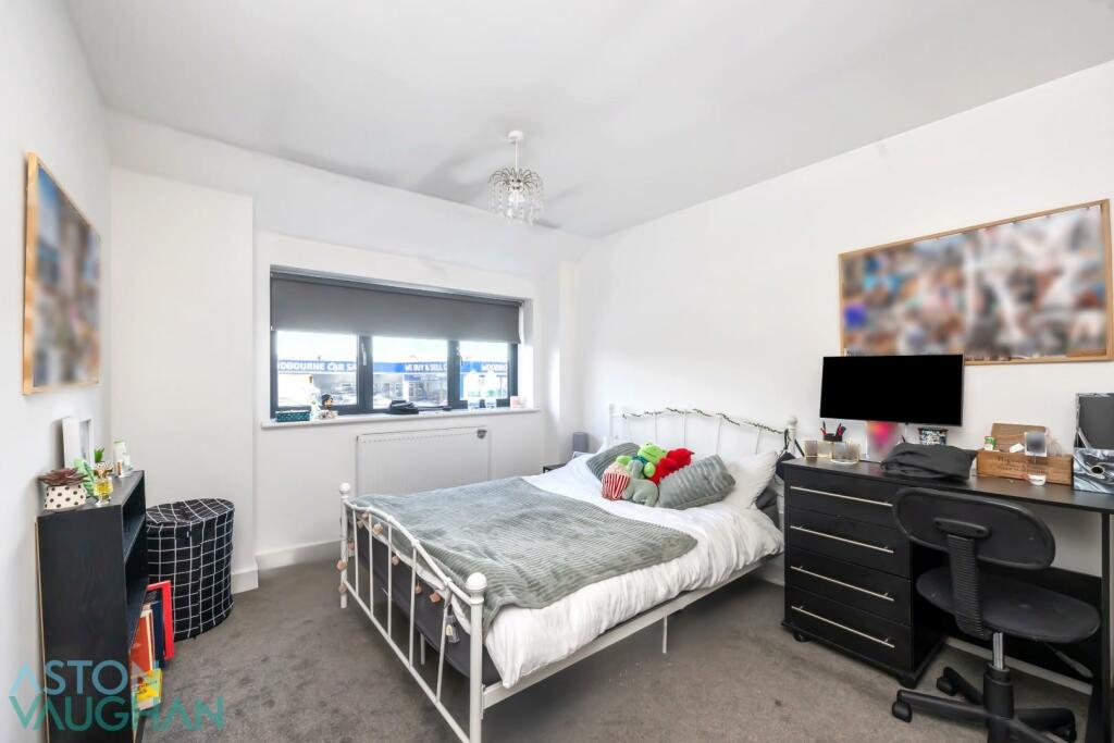 Woodbourne Ave, 118_003.jpg