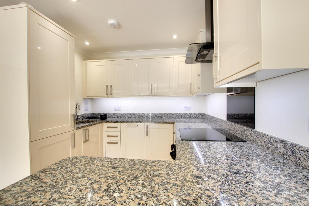 5 KITCHEN.jpg