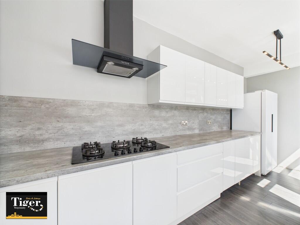 CAM02176G0-PR0586...