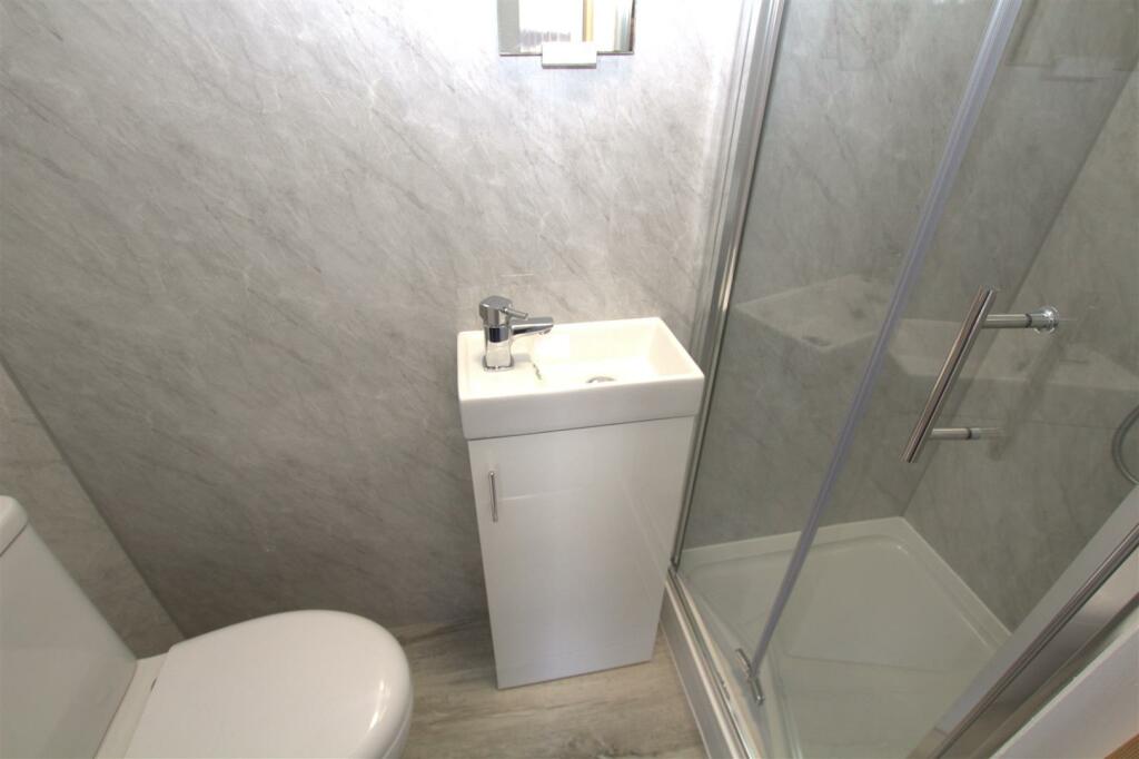 room 3 ensuite.jpg