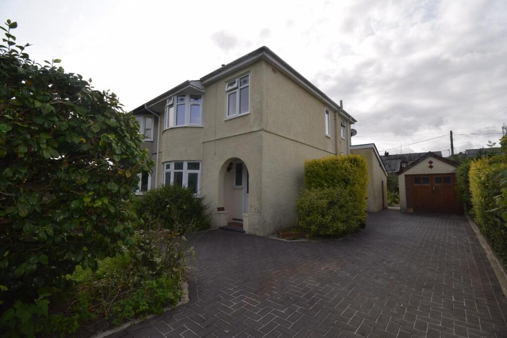 Front Driveway &amp; Garage (2).JPG