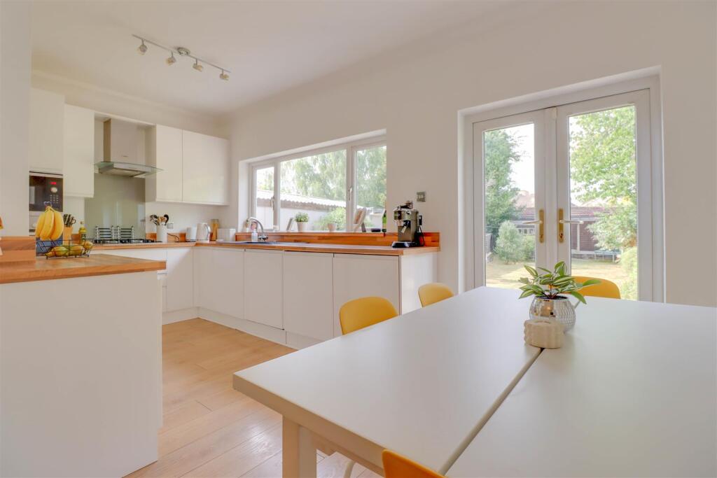 5 NORTH CRES INSIDE-16.jpg