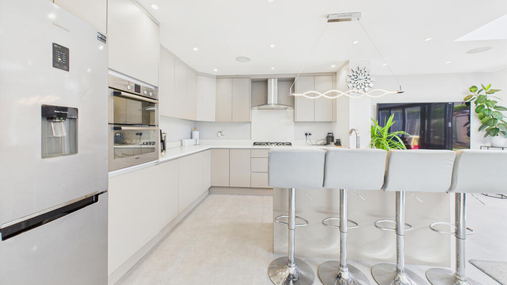 CAM04968G0-PR0057-STILL007