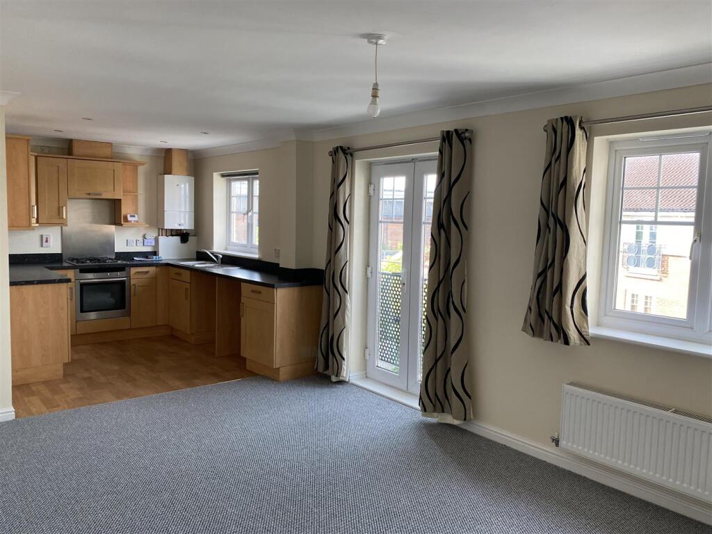 LOUNGE/DINING ROOM/KITCHEN