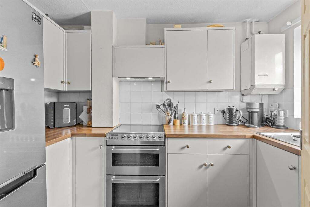 20 Boughton Way, HP6 6PU-8.jpg