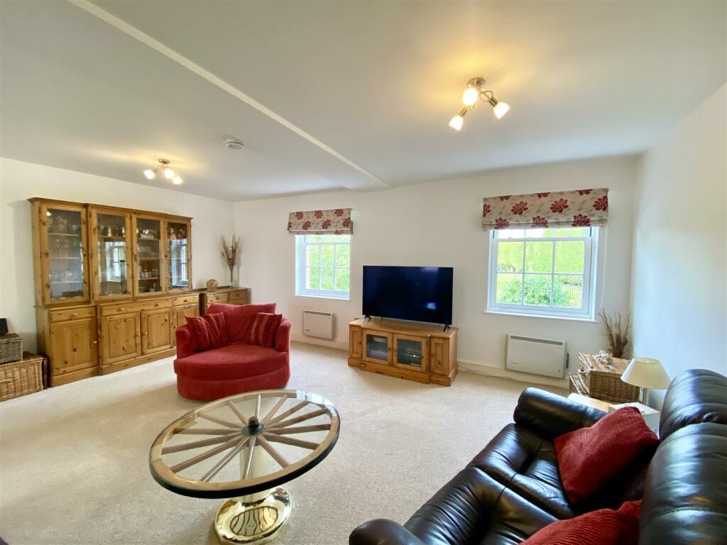 LIVING/DINING ROOM