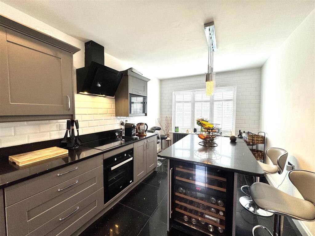 BREAKFASTING KITCHEN