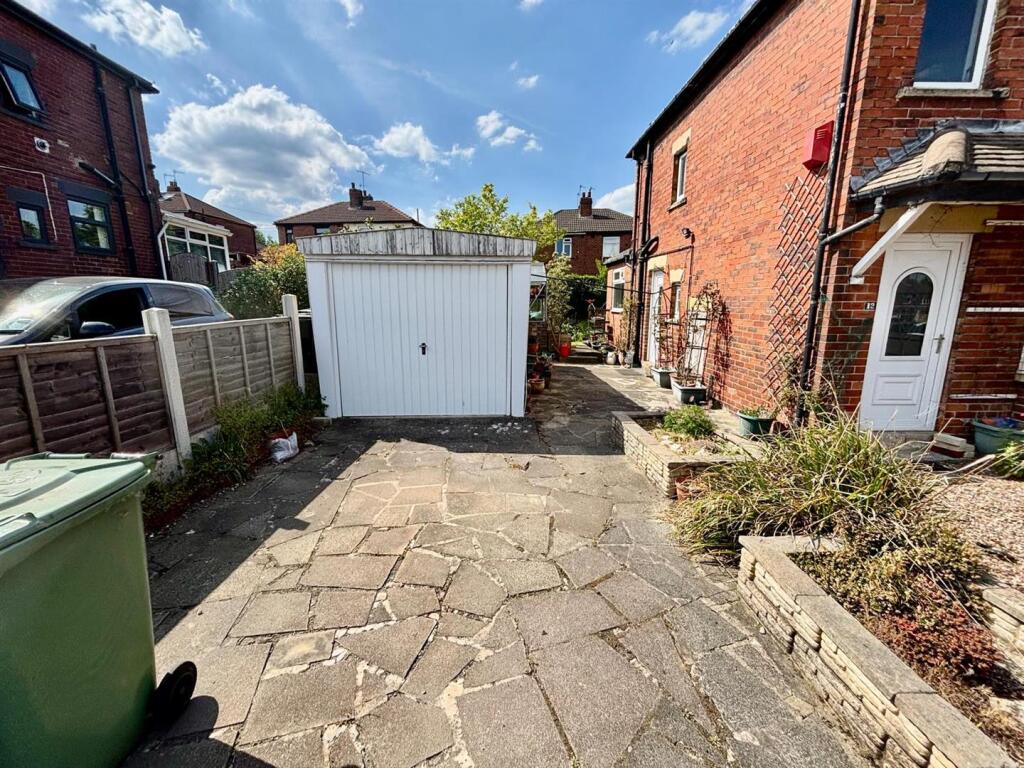 Off Street Parking / Driveway / Single Garage: