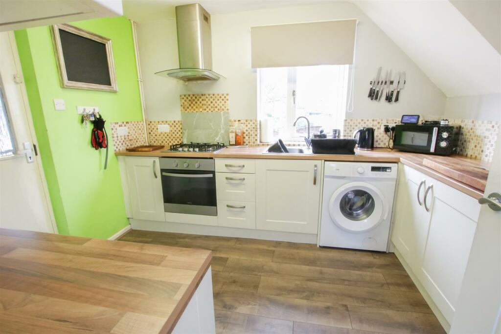 FITTED KITCHEN