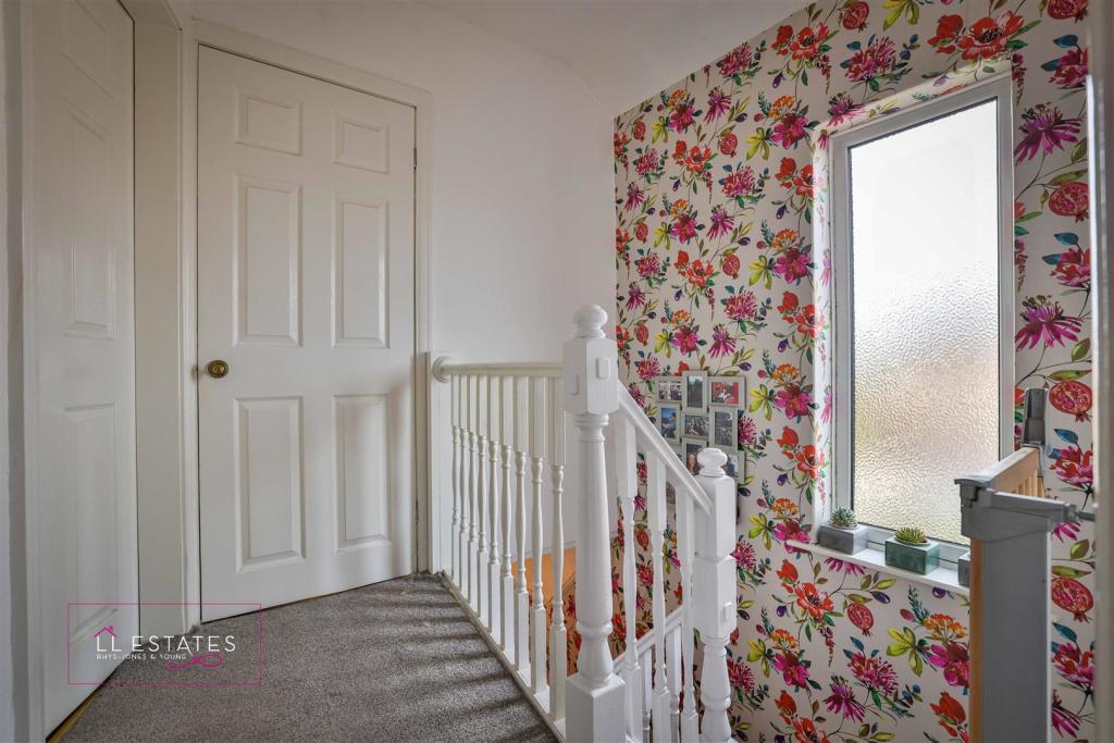 3 Knowles Avenue-24 landing.jpg