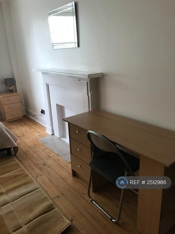 2nd Dbl Bedroom,Large Wardrobe,Dbl Bed,Desk, b Tbl