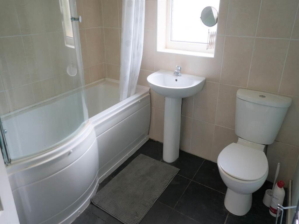 40Ambrose_bathroom.JPG