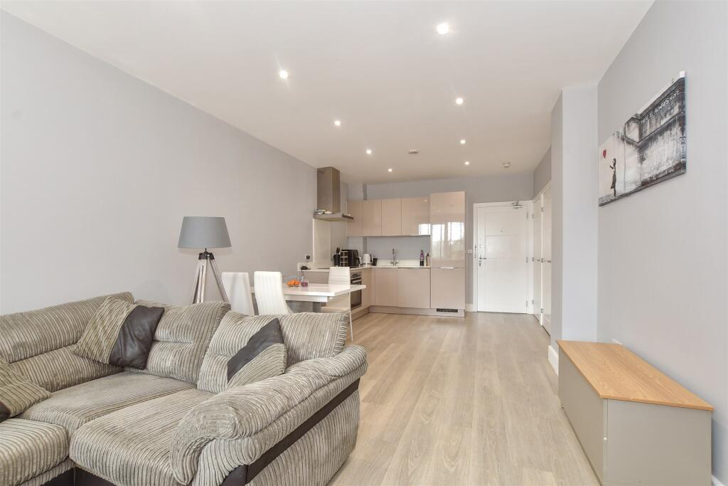 Lounge/Kitchen