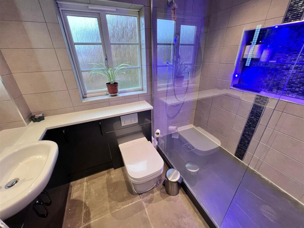Bathroom 1.jpg
