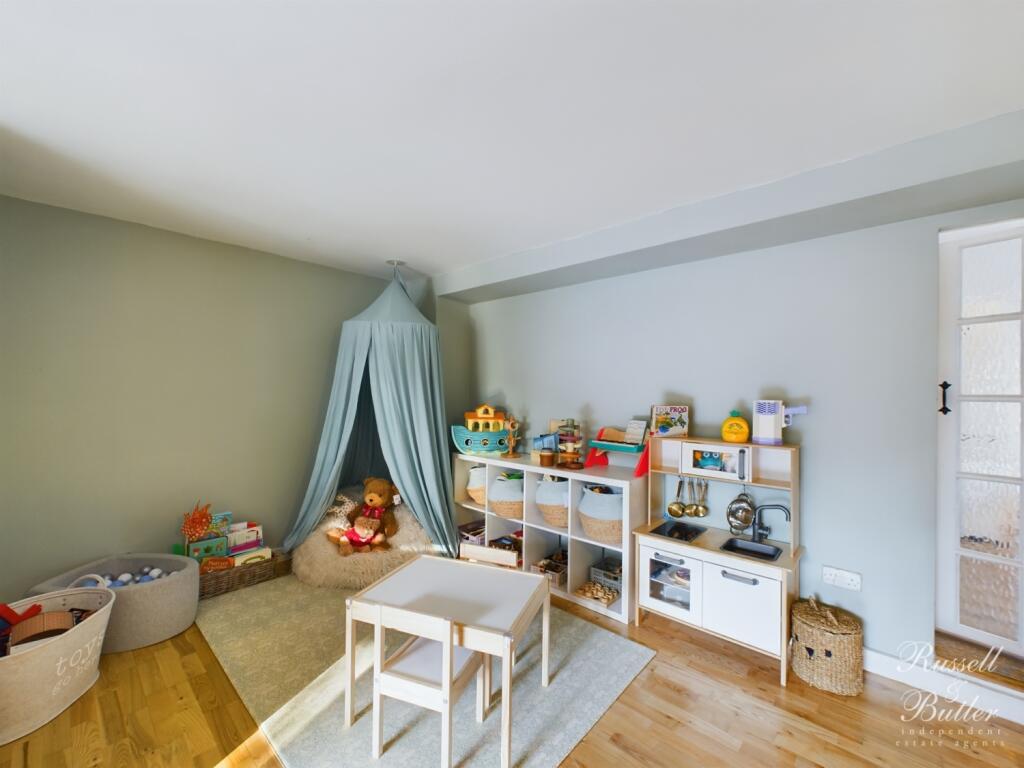 CAM01995G0-PR0228-STILL054