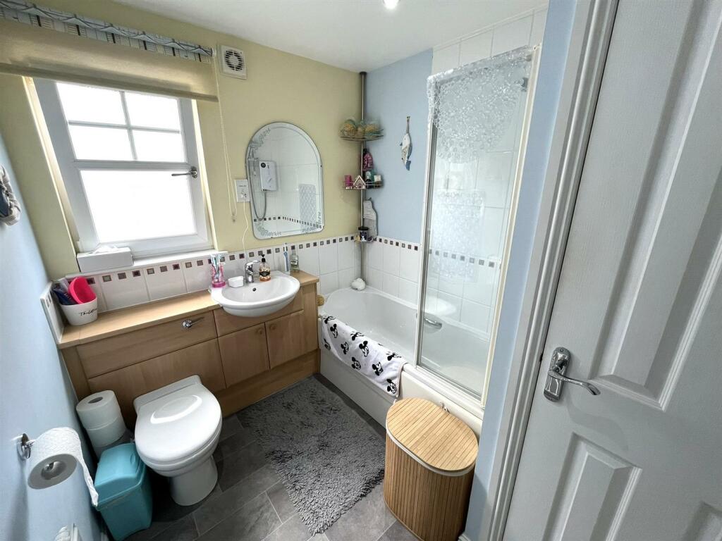FAMILY BATHROOM