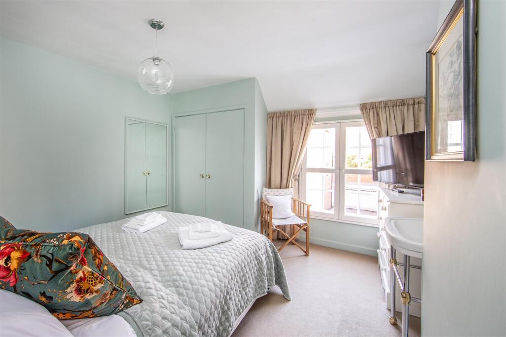 Bedroom 1 - 01.jpg