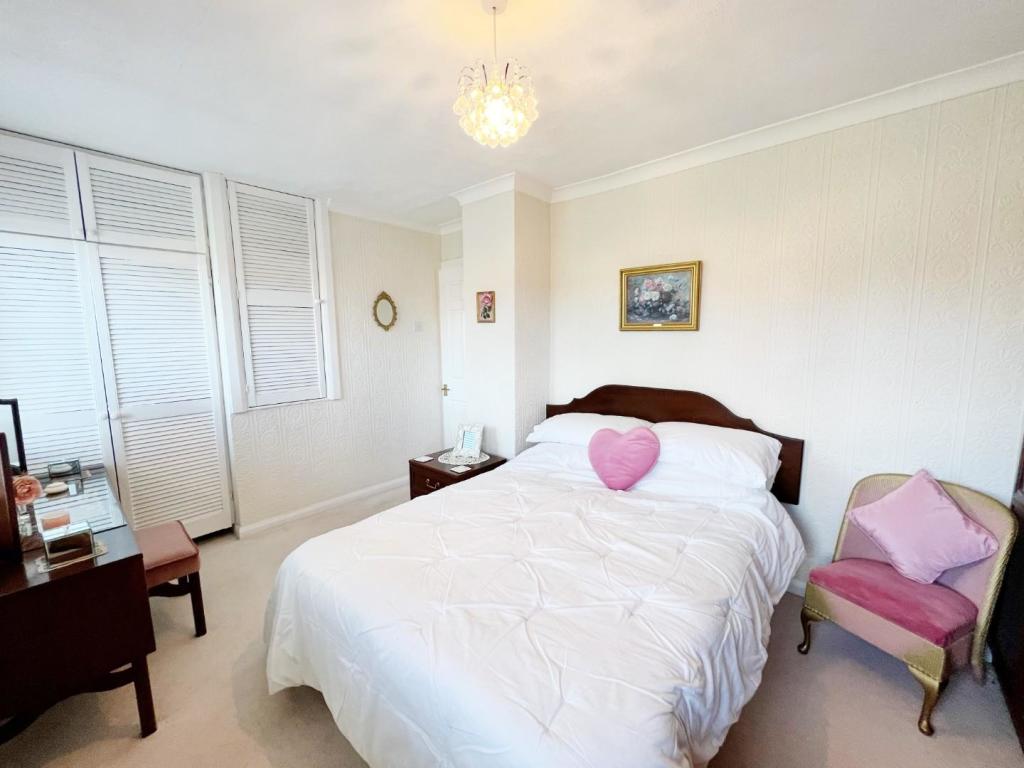 Bedroom 1 pic 3.jpg