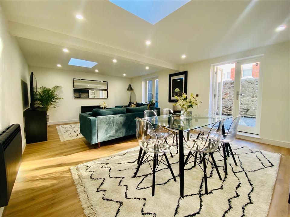LOUNGE/DINING ROOM PHOTO