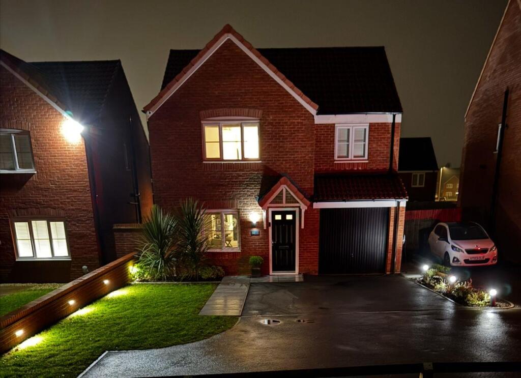 12 Beacon Close front photo.jpg