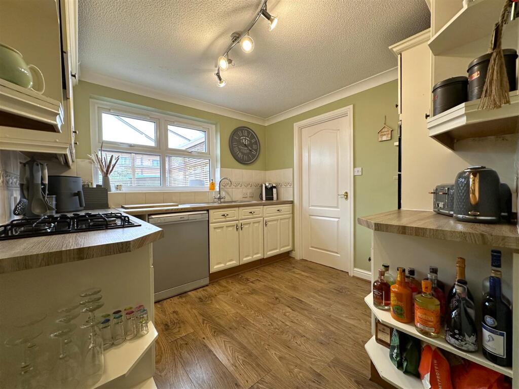Well-Appointed Kitchen 734