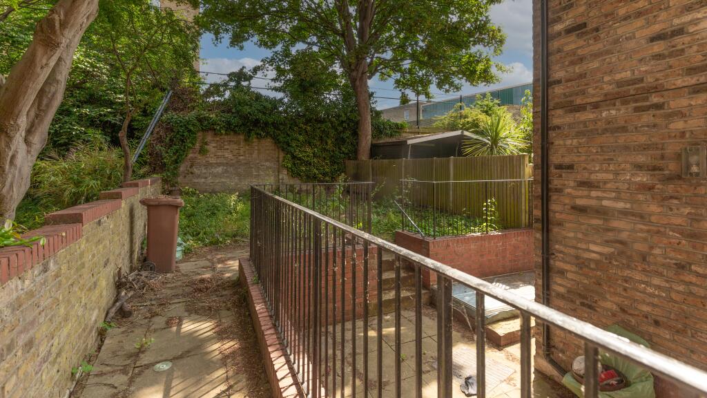 Flat A, 24 Montague Road, Hackney, London, E8 2HW