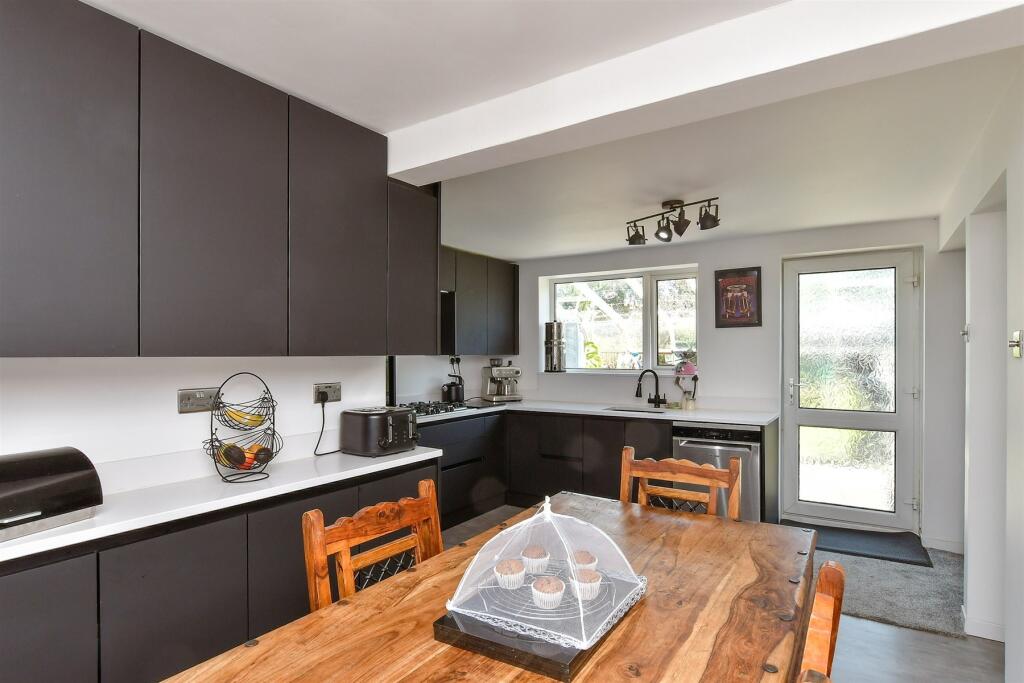 Kitchen/ Dining Room