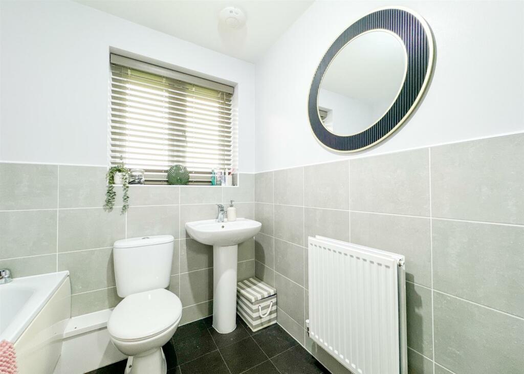 FAMILY BATHROOM