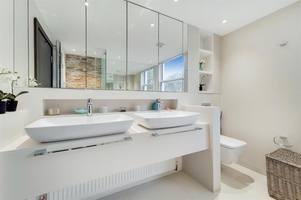 11_Main Ensuite-1.jpg