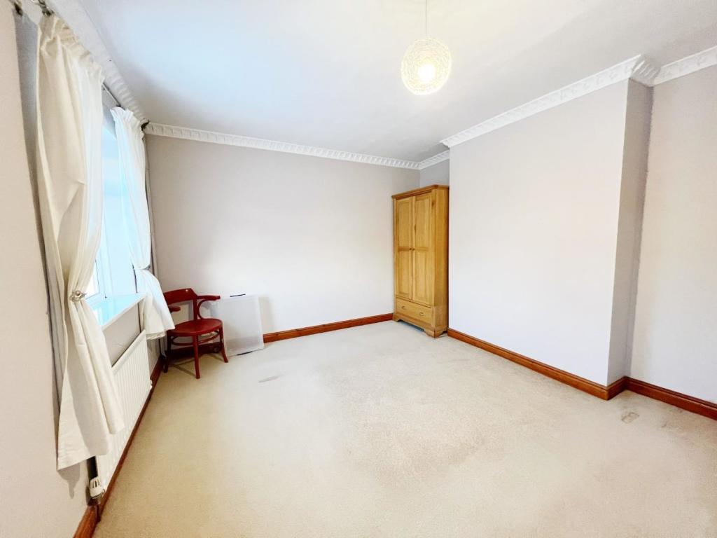 Bedroom 1 pic 1.jpg