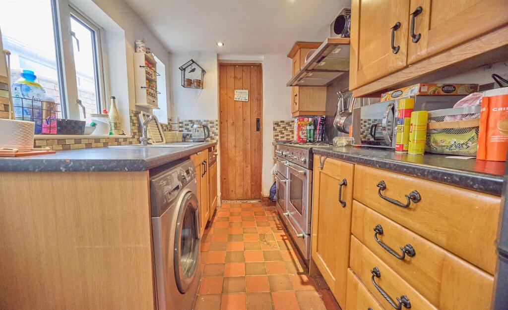 FITTED KITCHEN TO REAR