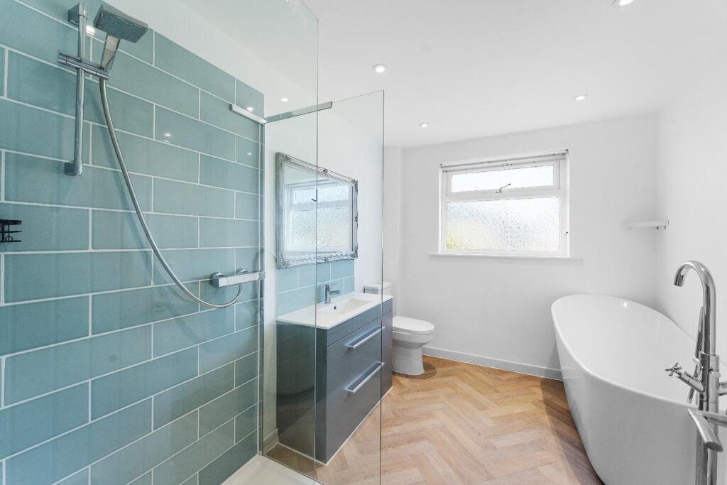 1.14 - family bathroom.jpg