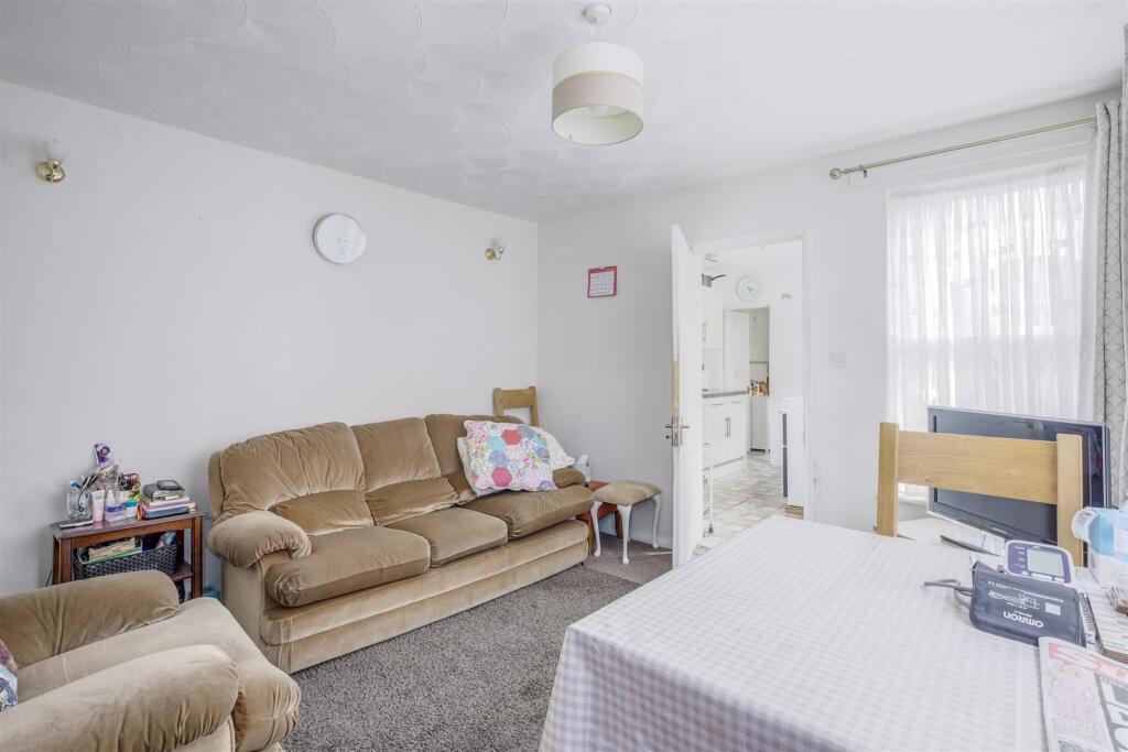 5 Kitchener Road, HP11 2SH-11.jpg