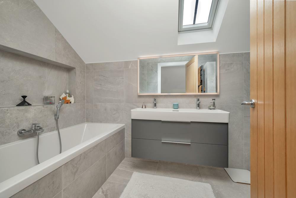 ENSUITE BATH/SHOWER ROOM