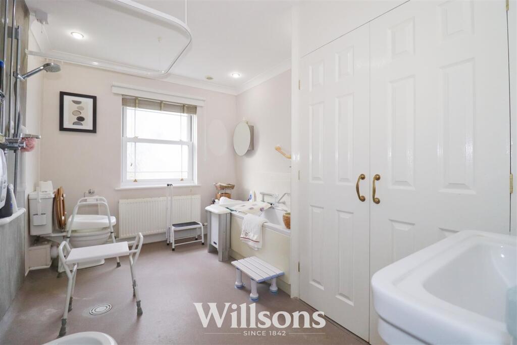 En-Suite Wetroom with Bath