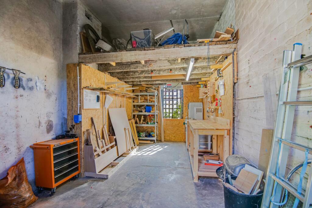 Garage/Workshop