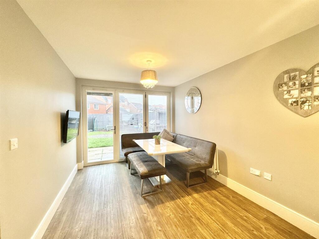 OPEN PLAN KITCHEN / DINING ROOM