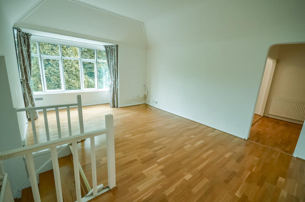 Living Room/ Bed ...