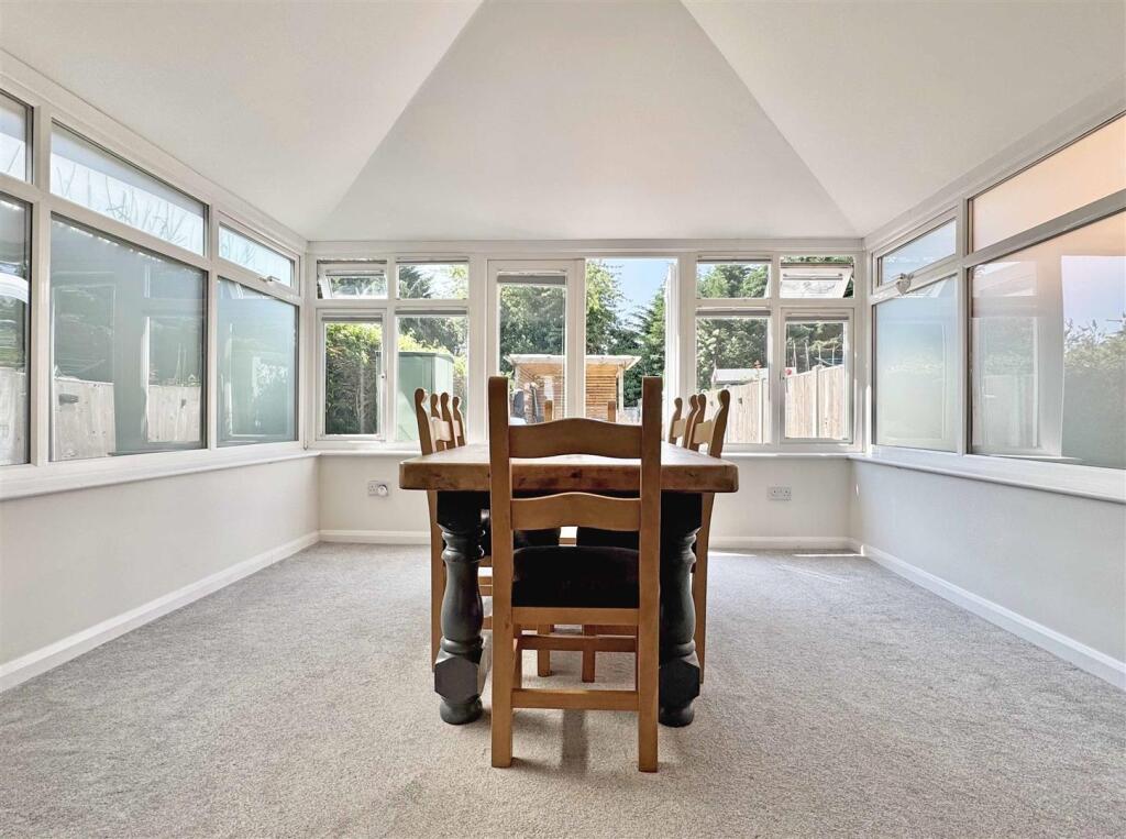 Dining Area b.jpg