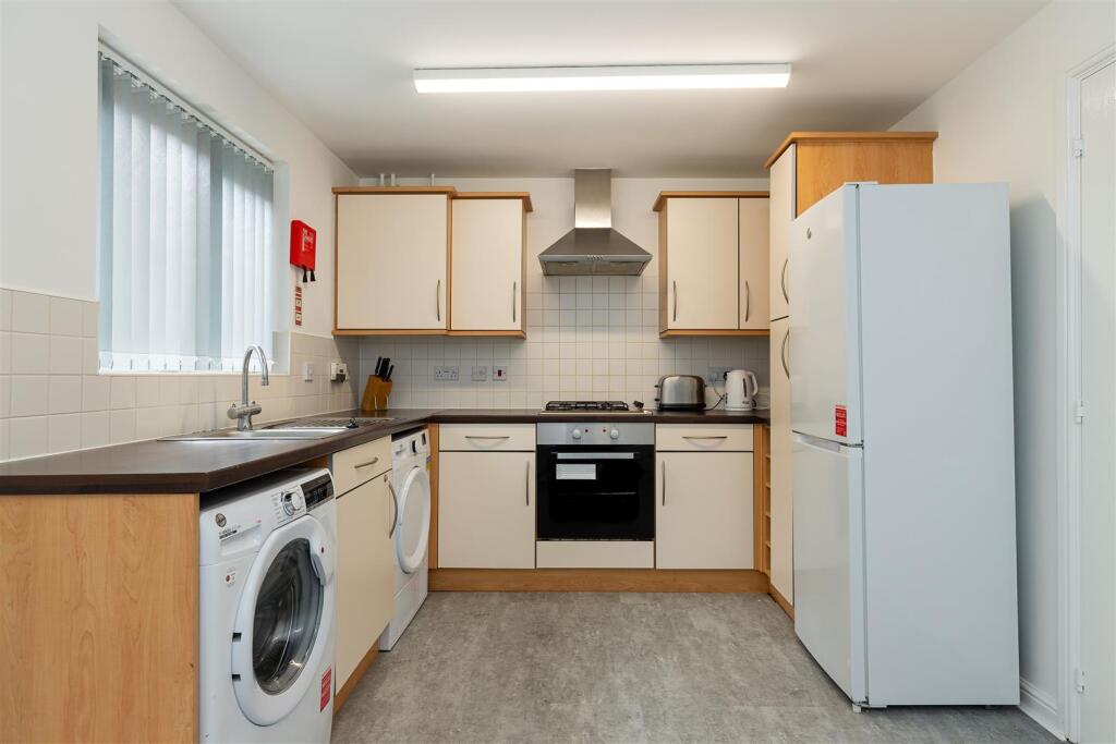 8 Waterlilly Close-10.jpg