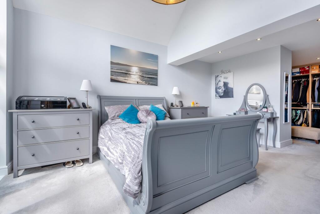 BEDROOM 1 / DRESSING ROOM