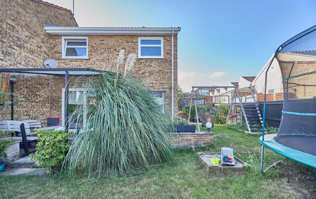 8 Hawthorne Way BW 13.jpg