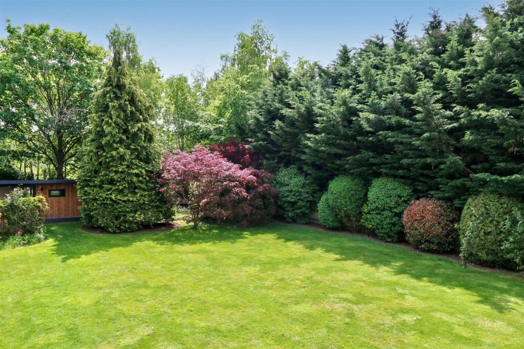 Rear Garden SE.JPG