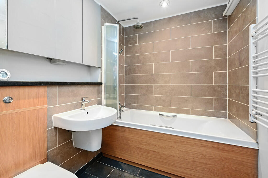 24 Thornfield Gre...