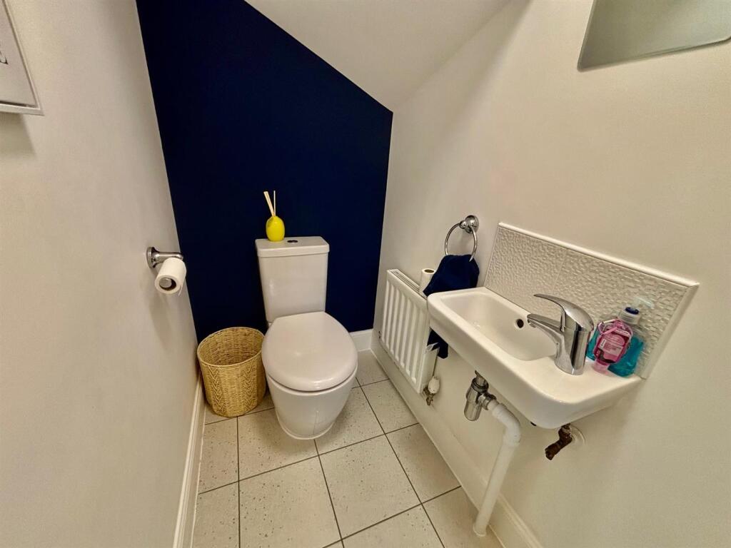 Guests Cloak Room/WC