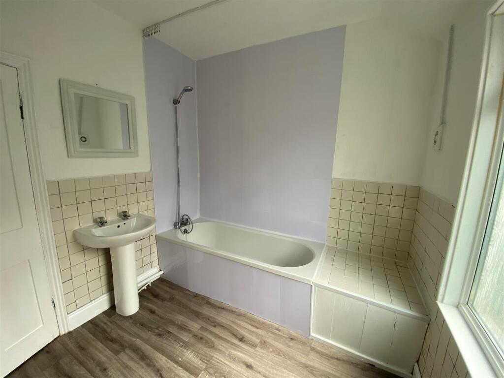 147 Gladstone Road - bathroom.jpg