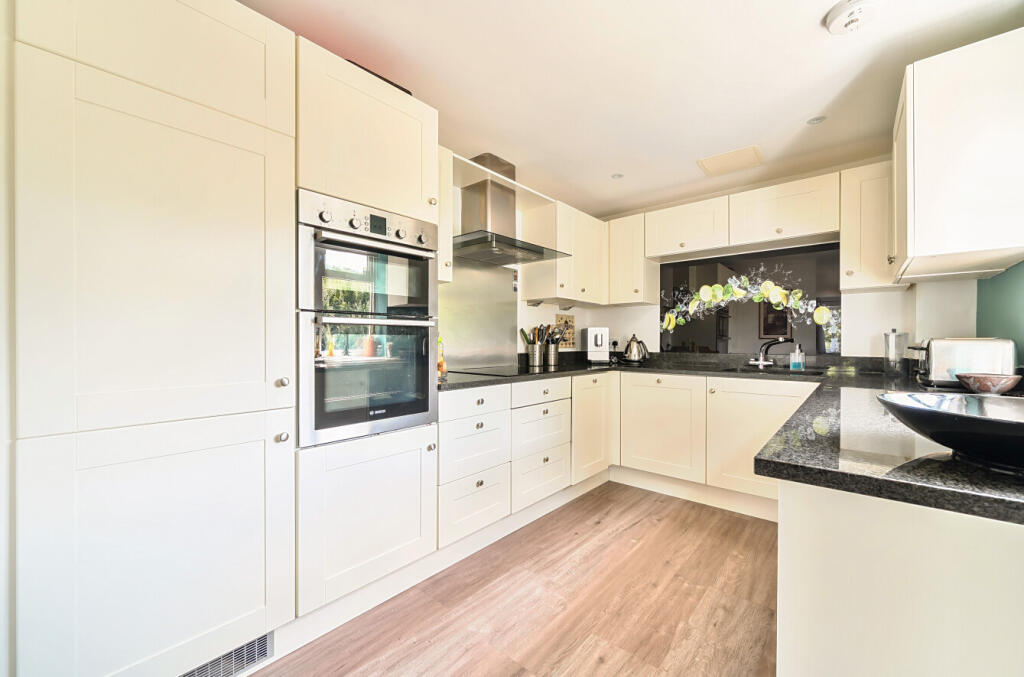 1326173-16-687a40...