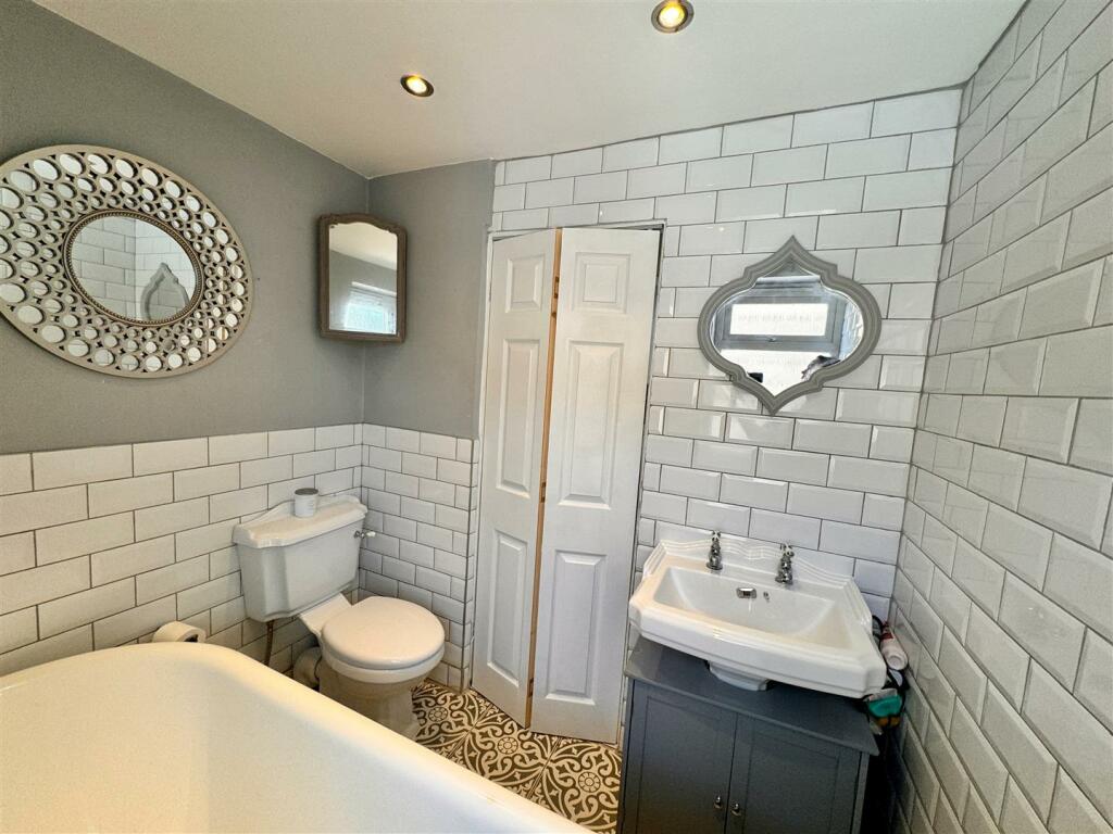 FAMILY BATHROOM