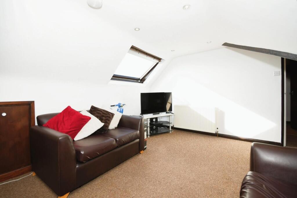FLAT 5 - LIVING 02.JPG